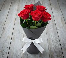 Букет 5 Красных роз Эдлесс Лав в Столбовой