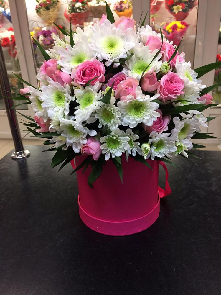 Цветочная композиция из Розы и Хризантемы в шляпной коробке в Столбовой